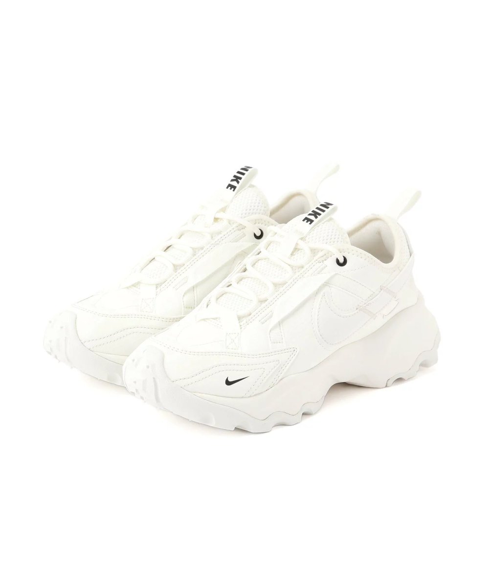 NIKEのTC7900、ロゴがネイビー可愛い…綺麗めにも合わせやすい