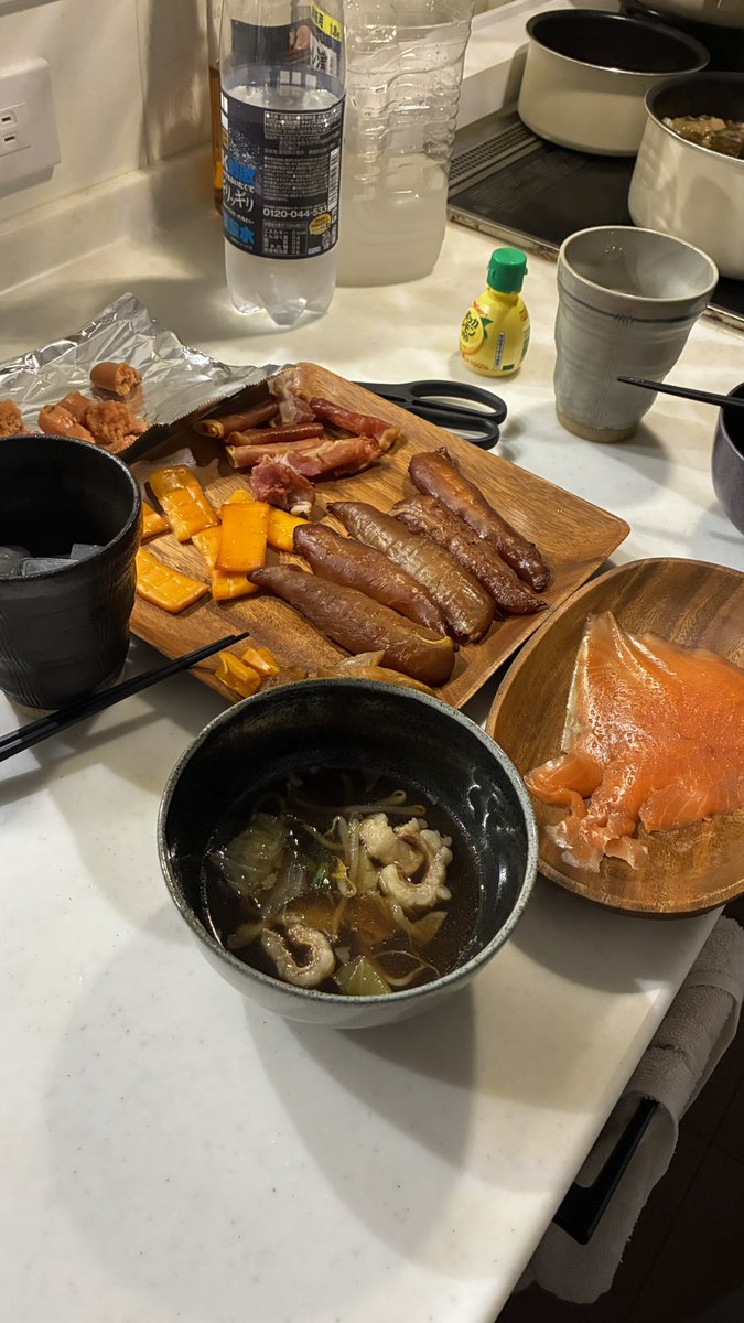 本日のキッチンバー
燻製ともつ鍋！明日朝から学会やのに飲みすぎてしまうぜぇ…