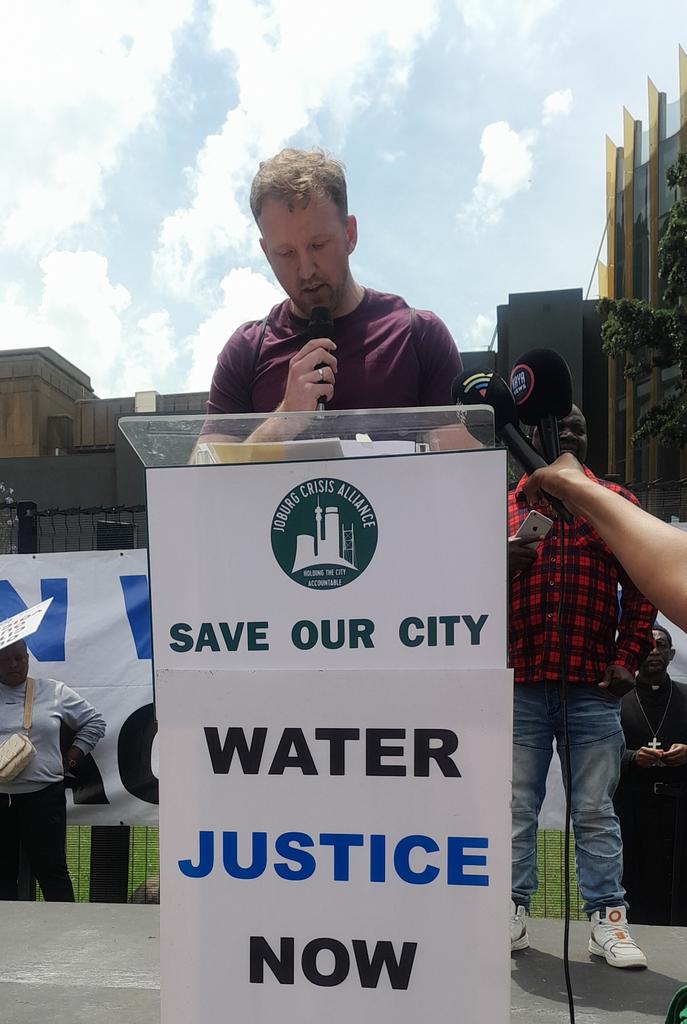 KathradaFound's tweet photo. “We are paying for a service we don’t have access to.”
A Johannesburg resident shares his reality at the Water Crisis Protest, calling out the City’s reactive approach to a deepening crisis.
The people are tired, and they’re demanding accountability.
#ActForWater #ReNyakaMetse https://t.co/FZAM7ZyWqO