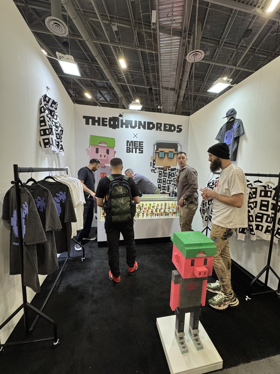 Definitely loved the Meebit hoodie!

Great ApeFest and complexcon meebits booth!

And nice finally meeting <a href="/sergitosergito/">Sergito ❚ ❚</a> 
Can’t wait to be able to do 3d print from the official website.