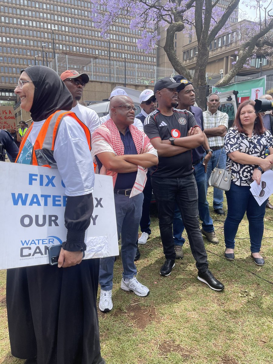 HAPPENING RIGHT NOW: Joburg Mayor Dada Morero has just arrived at the Johannesburg water protest <a href="/DadaMorero/">Executive Mayor of the City Of Joburg</a> <a href="/CityofJoburgZA/">City of Joburg</a> #watercrisis #waterprotest/KP