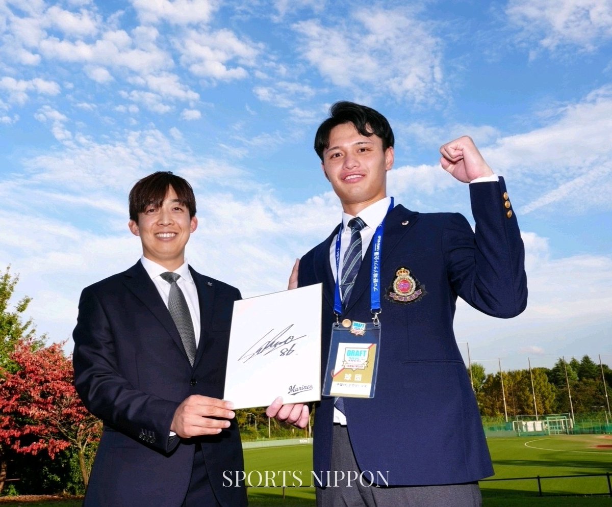ロッテ2位 明大・毛利 指名あいさつ＞サブロー監督のサイン色紙を手に