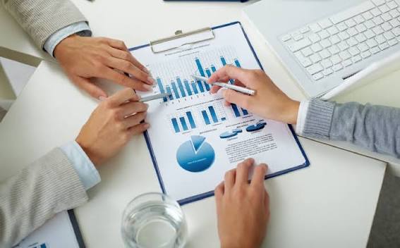 تواجه العديد من #الجمعيات  تحديات في #الاداء_المالي في تقييم الحوكمة ولكي  نحسّن الأداء المالي في الجمعية يجب علينا : 
1️⃣ قياس الأداء المالي بشكل دوري، لا ننتظر نهاية السنة.
2️⃣ نوجّه أغلب الصرف نحو البرامج والمستفيدين.
3️⃣ نقلل المصروفات الإدارية قدر الإمكان والاستفادة من التصنيف