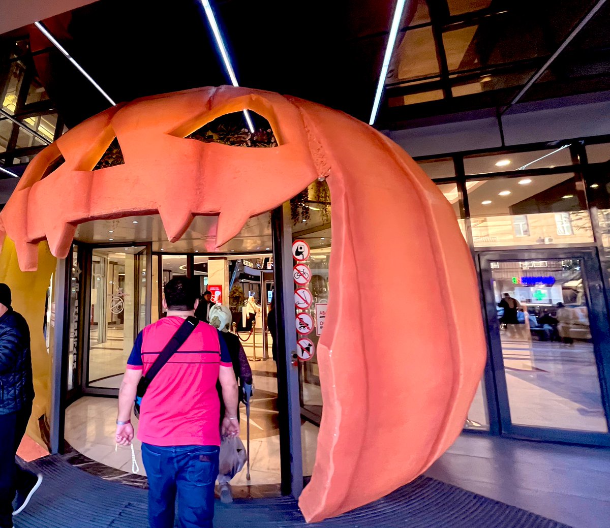 キルギスもハロウィンモードでした🎃
一応、8〜9割がムスリムと言われてます

#キルギス
#ハロウィン