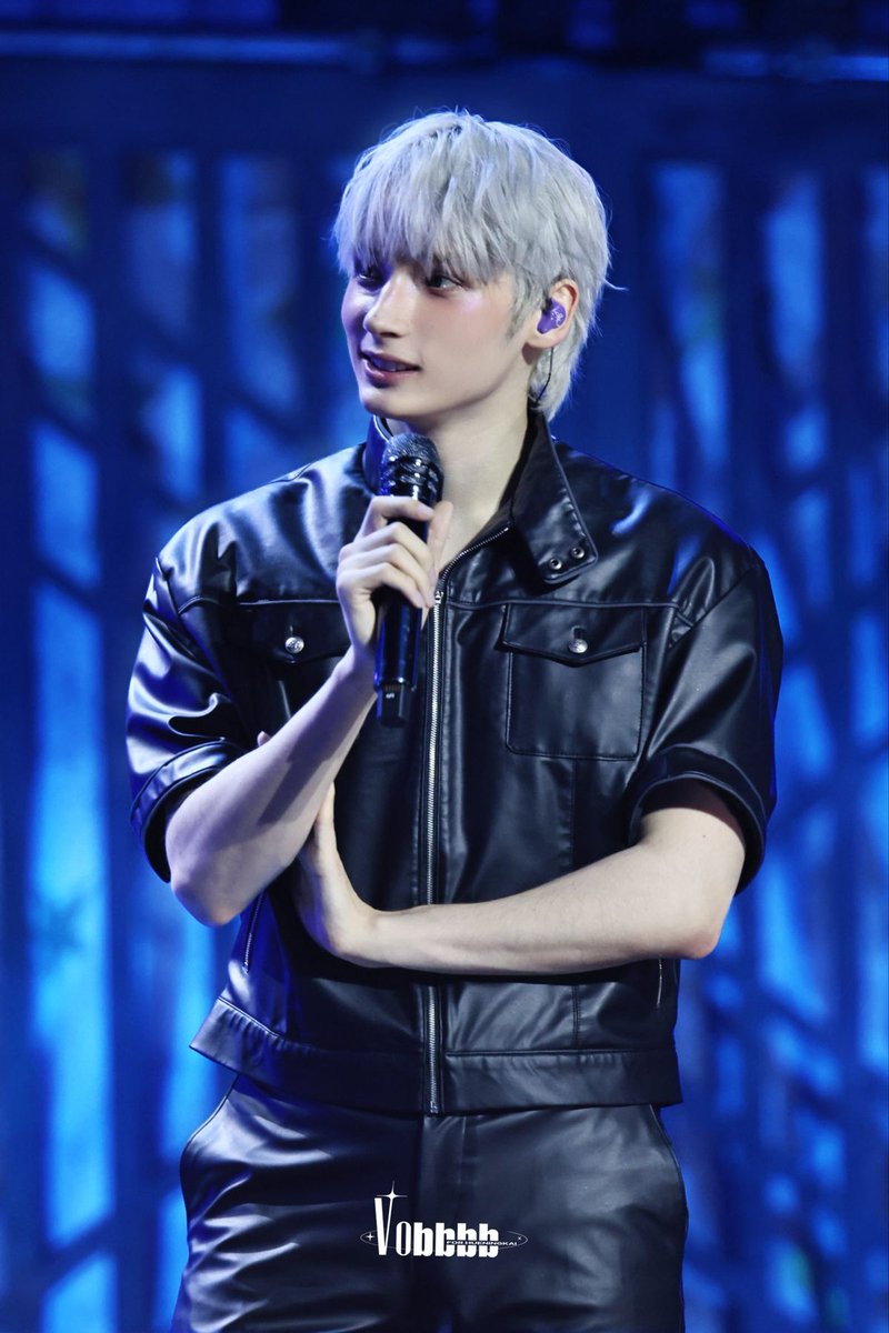 ⠀⠀⠀

"Bitte kümmert euch um mich." ucapnya sebelum membungkukkan tubuh, berikan gestur sapaan yang umum digunakan di 𝙆𝙤𝙧𝙚𝙖 𝙎𝙚𝙡𝙖𝙩𝙖𝙣.

"MOWAAAAAAAAA!" menggaung suaranya ketika tubuh jangkungnya kembali tegak.

⠀⠀⠀