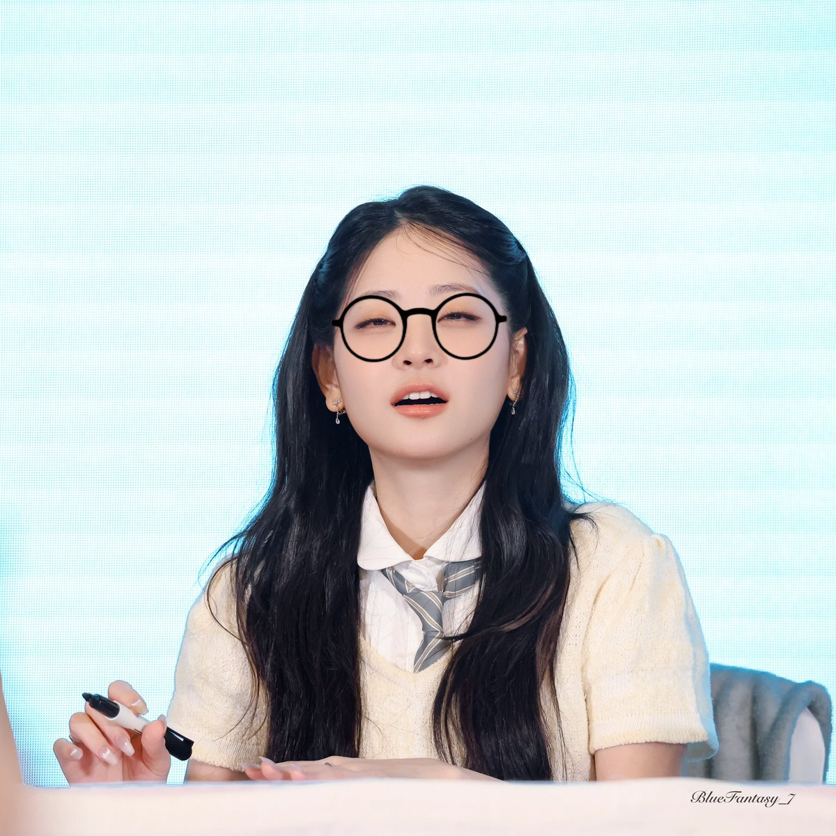 BlueFantasy_7's tweet photo. I think she needs a pair of glasses 🤓

#ChungSubin #정수빈 https://t.co/UWvpIScJHe