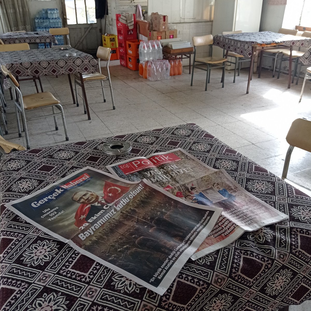 İzmir'deki Yerel Gazetelerin gücü...  En uzak köylerde; sabahın ilk saatlerinde ve hiç beklemezken bir tanıdığa rastlamak ve hemen kucaklaşmak "Gerçek"ten çok anlamlı.. <a href="/gercekhaberci/">GerçekHaberci</a>
<a href="/AdemNakci/">Adem Nakçı</a>