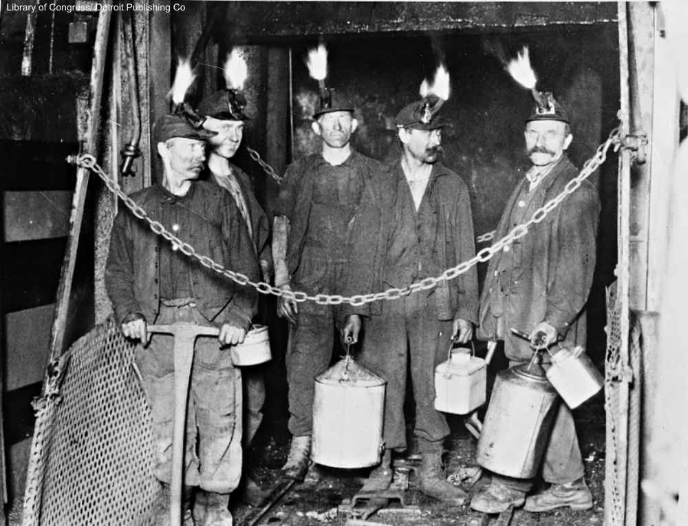 #OtD 1 Nov 1919 425,000 miners across the US went on strike for a 30 hour week and a 60% wage increase. The strike was banned by the government, who moved in federal troops, and the union caved, calling off the strike. Learn more in this book: shop.workingclasshistory.com/en-gb/collecti…