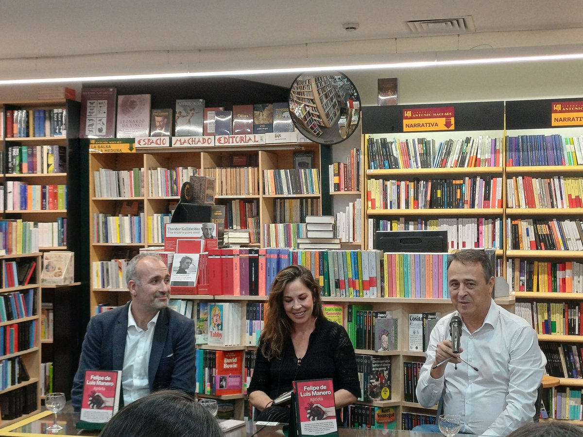 Gustazo de presentación con Fernando Paz (<a href="/AdNovelas/">AdN</a>) y con la jefa, <a href="/MamenMendi/">Mamen Mendizabal</a> (¡gracias!). Como dije ayer, si en algún momento dais con algún pasaje duro en 'Aprieta', aguantad.