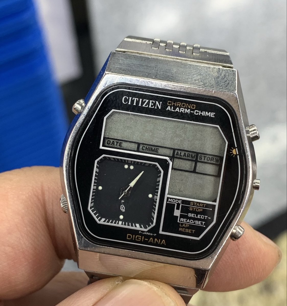 アナログ時計が動かなくなって、電池切れかなと判断、ヨドバシカメラに