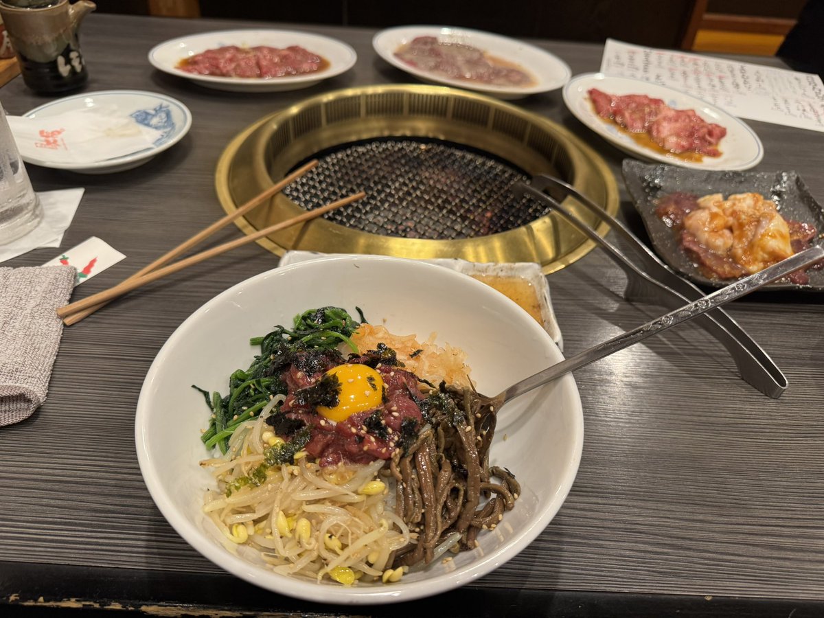 今日は食べ放題じゃ無い方に来た。
美味しいユッケビビンバが食べたかったんだ。
(食べ放題系のご飯モノは不味い)