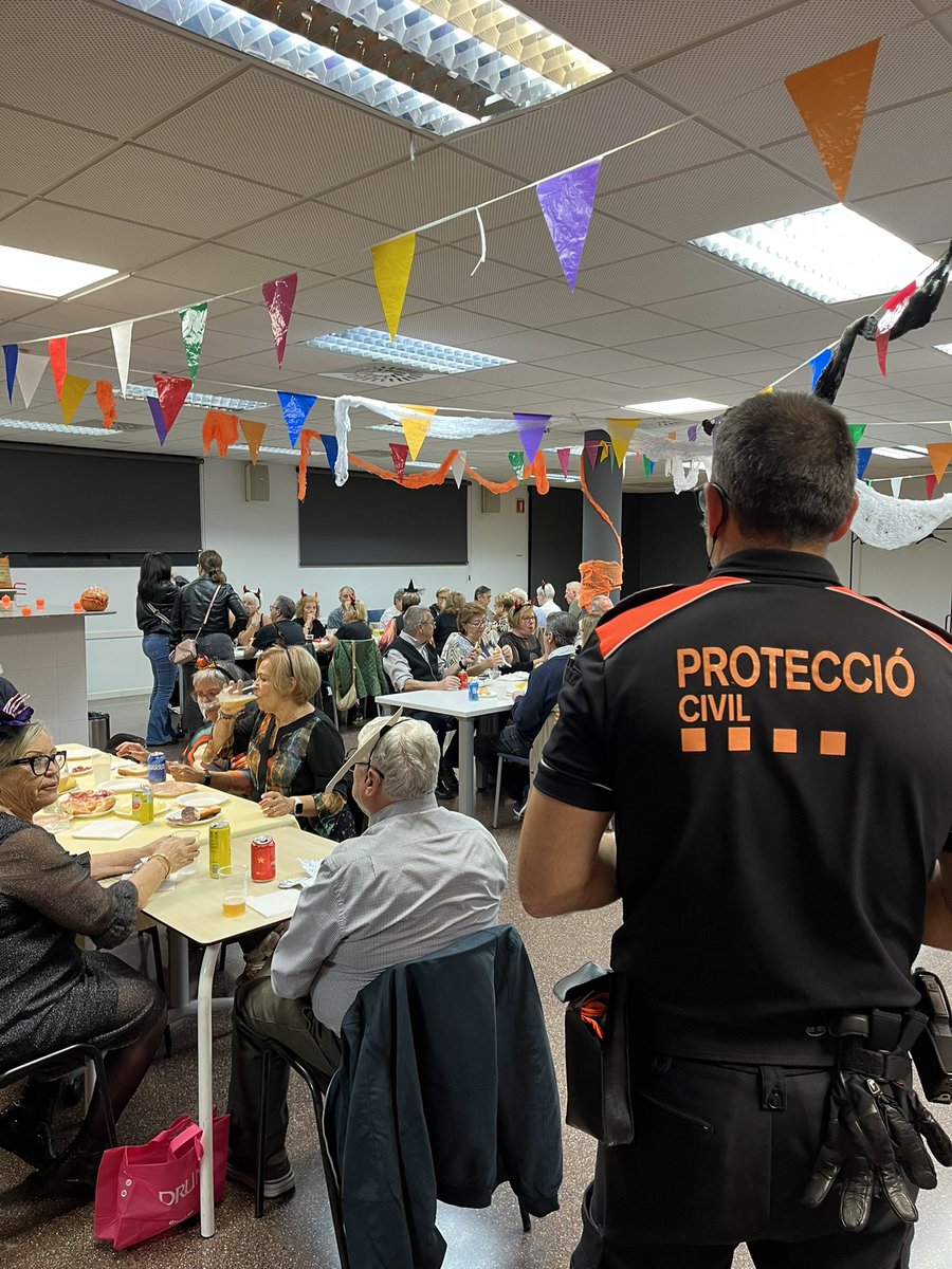 AdrianencaPC's tweet image. 🎃 Noche de Halloween, noche de compromiso.
👻 Un equipo de 10 voluntarios y 3 vehículos cubrió todas las actividades en 6 espacios del municipio.
🚨 Siempre cerca de las personas, velando por su seguridad.
#Voluntariado #ProtecciónCivil #SantAdrià #Halloween2025 @AjSantAdria
