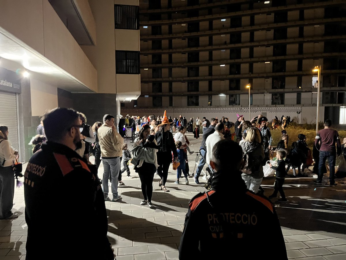 AdrianencaPC's tweet image. 🎃 Noche de Halloween, noche de compromiso.
👻 Un equipo de 10 voluntarios y 3 vehículos cubrió todas las actividades en 6 espacios del municipio.
🚨 Siempre cerca de las personas, velando por su seguridad.
#Voluntariado #ProtecciónCivil #SantAdrià #Halloween2025 @AjSantAdria