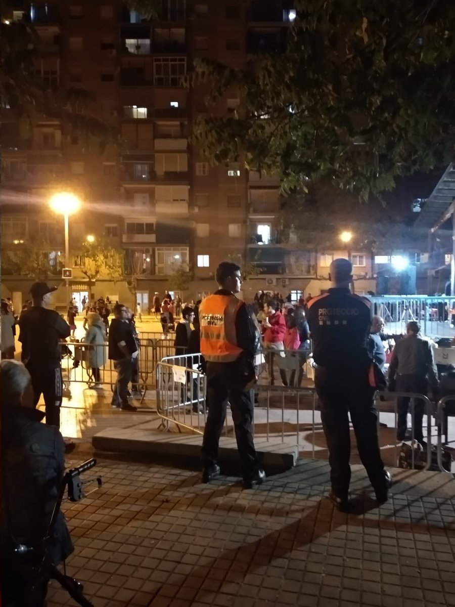 AdrianencaPC's tweet image. 🎃 Noche de Halloween, noche de compromiso.
👻 Un equipo de 10 voluntarios y 3 vehículos cubrió todas las actividades en 6 espacios del municipio.
🚨 Siempre cerca de las personas, velando por su seguridad.
#Voluntariado #ProtecciónCivil #SantAdrià #Halloween2025 @AjSantAdria