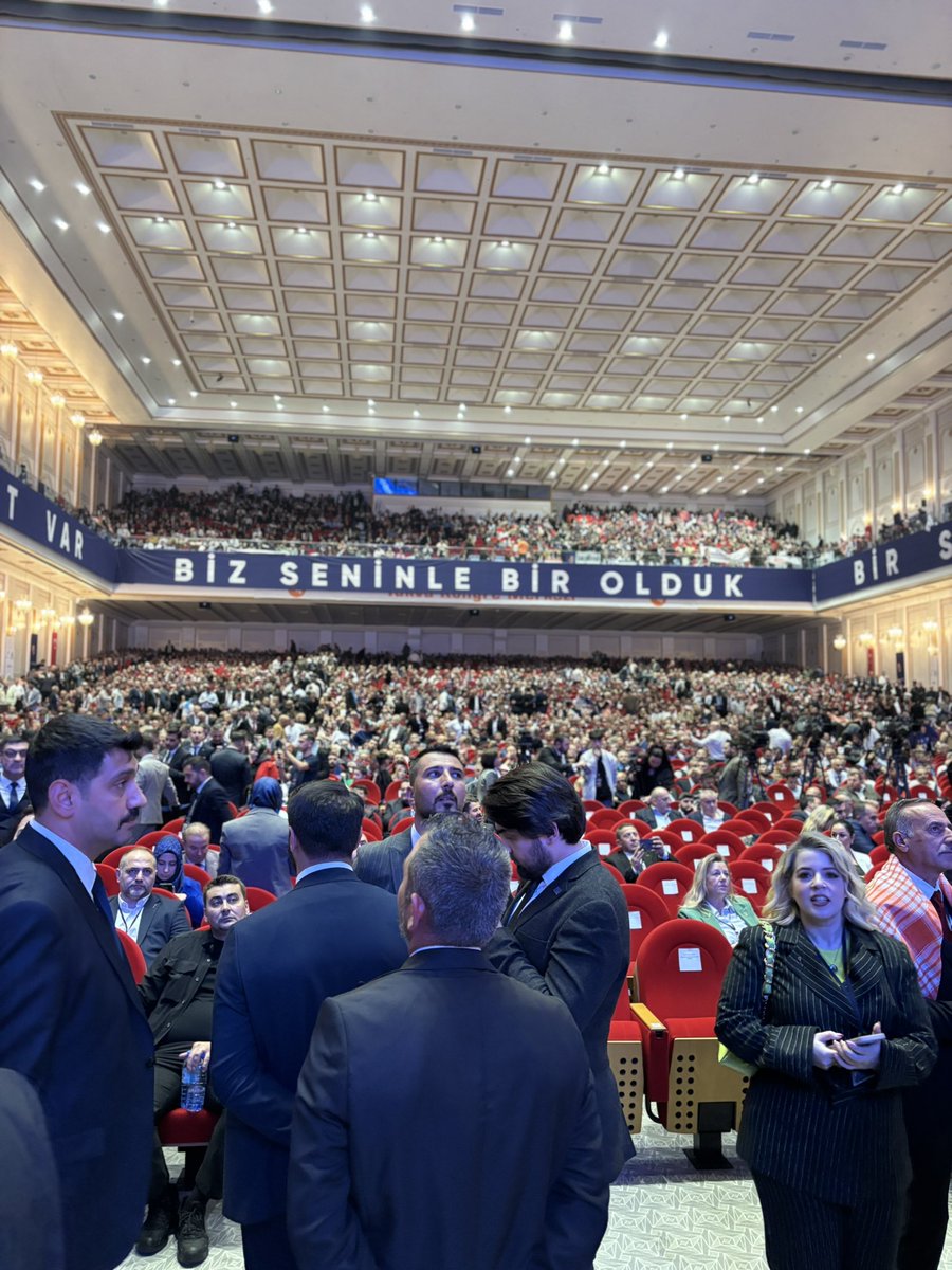 Sığamadığımız salonumuzda Sayın Genel Başkanımızı bekliyoruz 🔑
#AnahtarParti #YavuzAğıralioğlu #BizSeninleBirOlduk