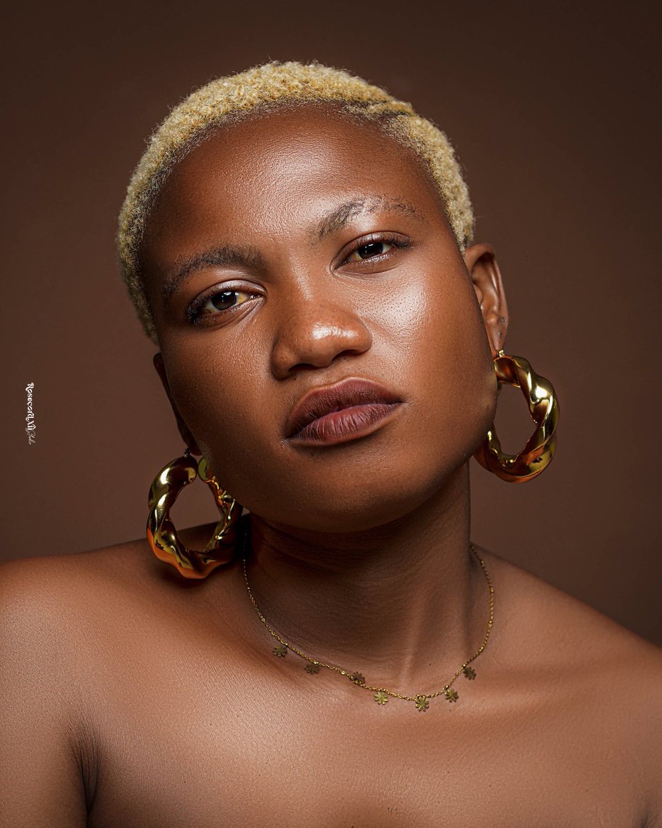 RosecordXII's tweet photo. Série portrait: 30 jours 30 visages – Jour 1

Une lumière, un regard, une histoire.
👩🏽‍🦰: Sidonie

📞 +229 01 58336433
📍 Atrokpocôdji
©️ Rosecord XII Studio
________________________
#PortraitsDuMois #Rosecord #HumanLight #BeninPhotography #PhotoArt #CreativeSoul #StudioStory https://t.co/GfJdqV7wyd