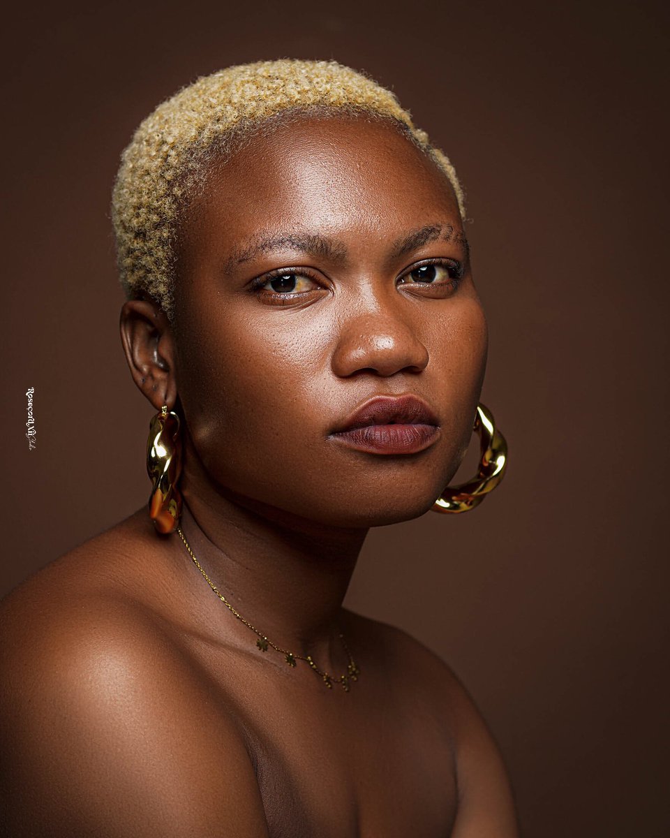 Série portrait: 30 jours 30 visages – Jour 1

Une lumière, un regard, une histoire.
👩🏽‍🦰: Sidonie

📞 +229 01 58336433
📍 Atrokpocôdji
©️ Rosecord XII Studio
________________________
#PortraitsDuMois #Rosecord #HumanLight #BeninPhotography #PhotoArt #CreativeSoul #StudioStory