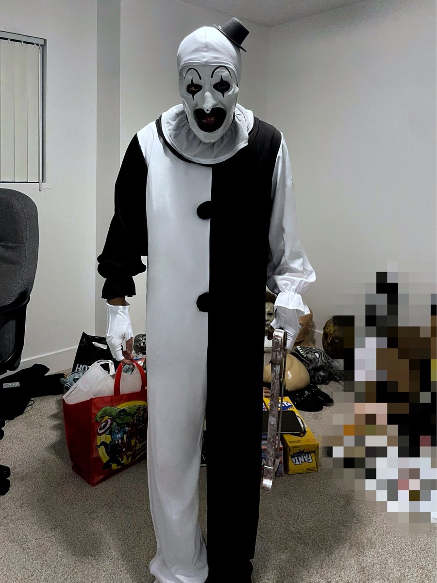 bttf0709's tweet image. ハッピーハロウィン🎃
アートザクラウンで街に繰り出すも
全然ハロウィンムードが見当たらず不安になってきたの図...

#おーもとテリファー #happyhalloween
#TERRIFIER #arttheclown #テリファー