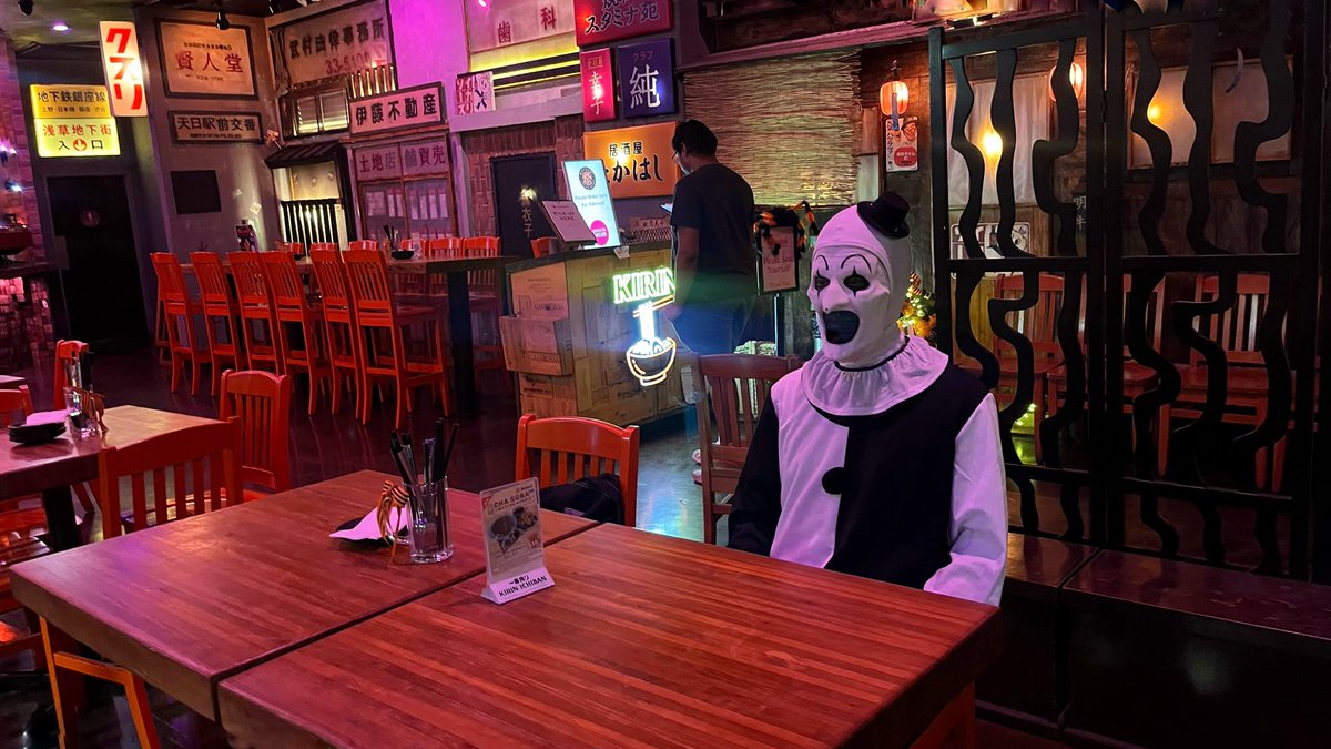 bttf0709's tweet image. ハッピーハロウィン🎃
アートザクラウンで街に繰り出すも
全然ハロウィンムードが見当たらず不安になってきたの図...

#おーもとテリファー #happyhalloween
#TERRIFIER #arttheclown #テリファー