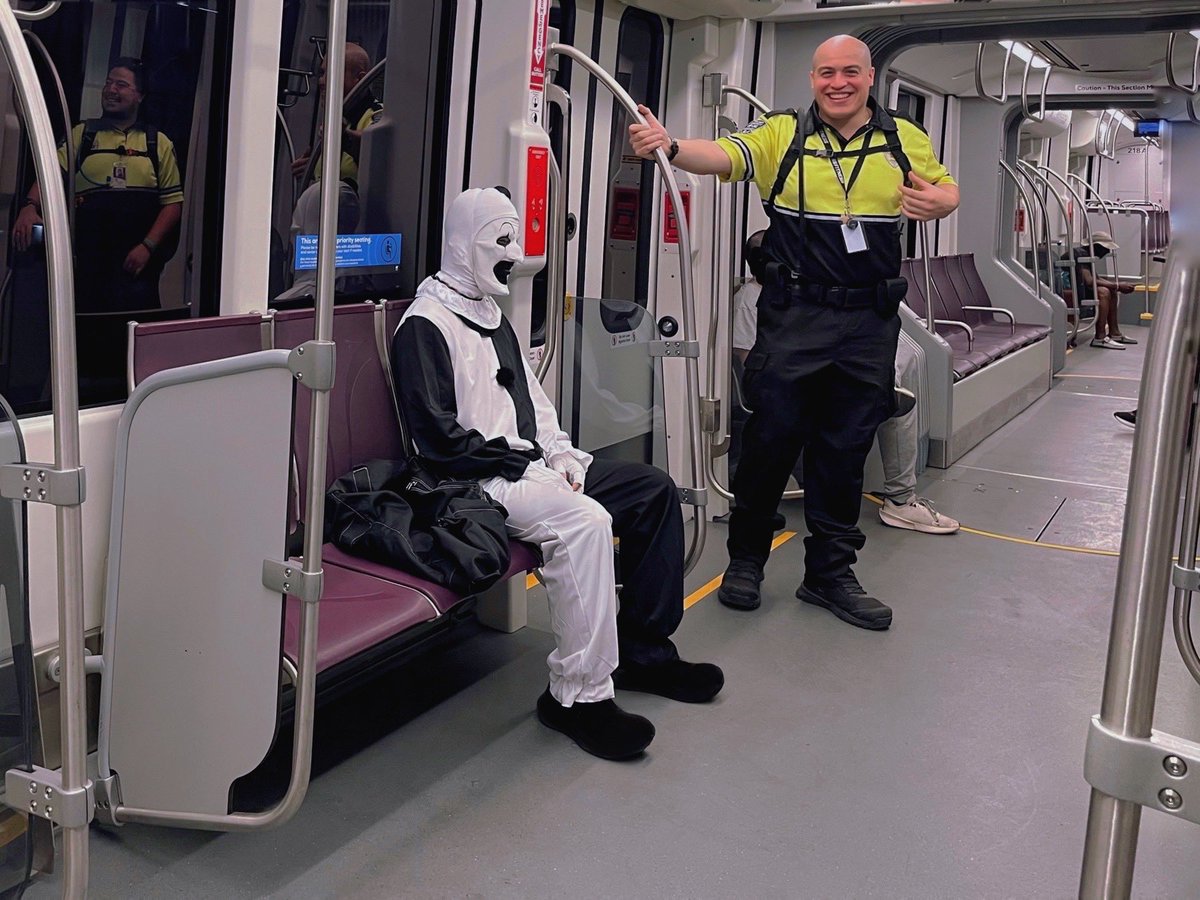 bttf0709's tweet image. ハッピーハロウィン🎃
アートザクラウンで街に繰り出すも
全然ハロウィンムードが見当たらず不安になってきたの図...

#おーもとテリファー #happyhalloween
#TERRIFIER #arttheclown #テリファー