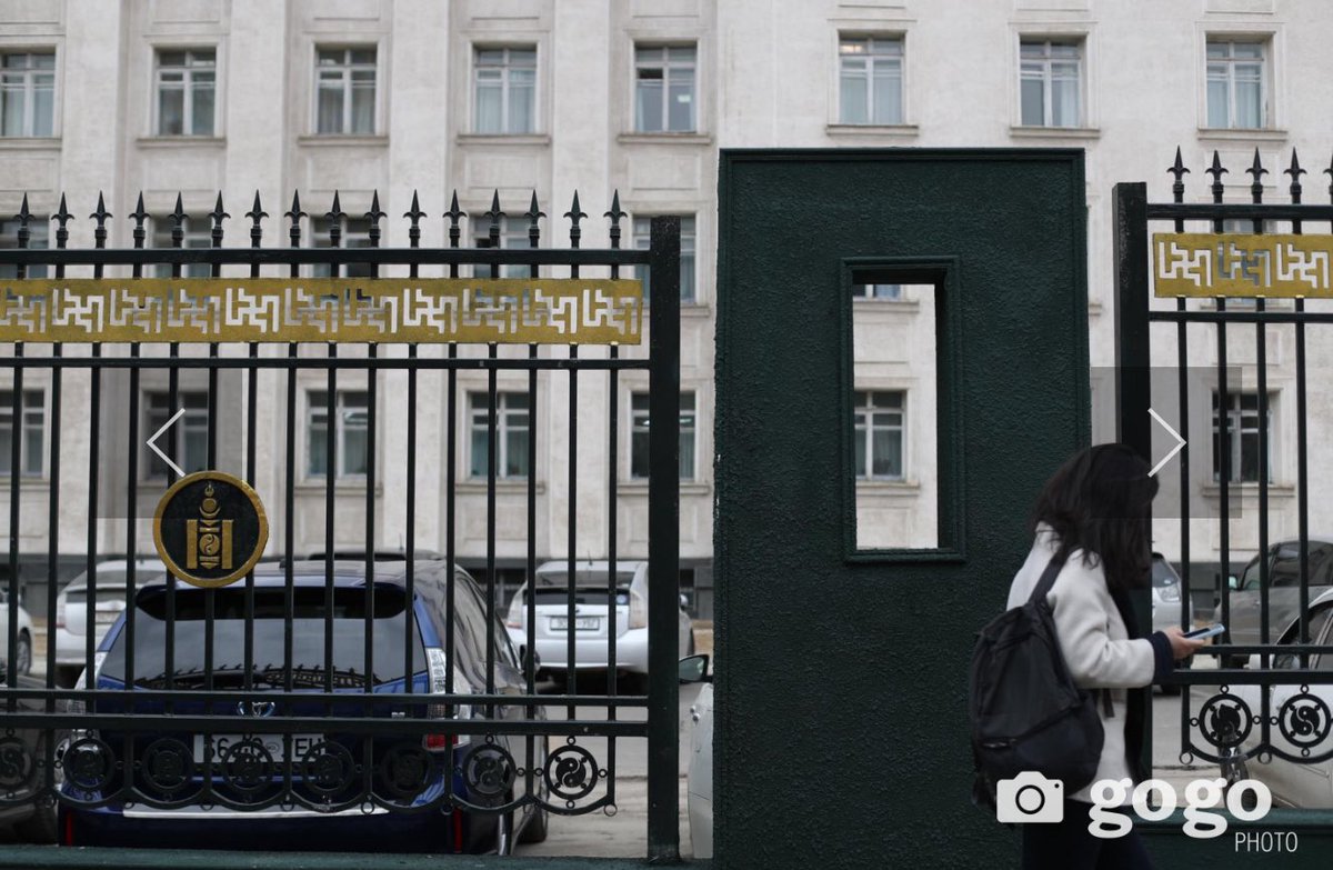 Нийслэлд хашаа ажиллагаа хэзээ хэрэгжих юм болоо. Захын 10 улсын төрийн ордоны зураг хайж үзэхэд хашаагүй байхад манай улсын төрийн ордон яагаад гадны элчин сайдын яам шиг битүү хашаа байдаг юм болоо. Энэ хашааг эхний ээлжинд буугах хэрэгтэйшдээ