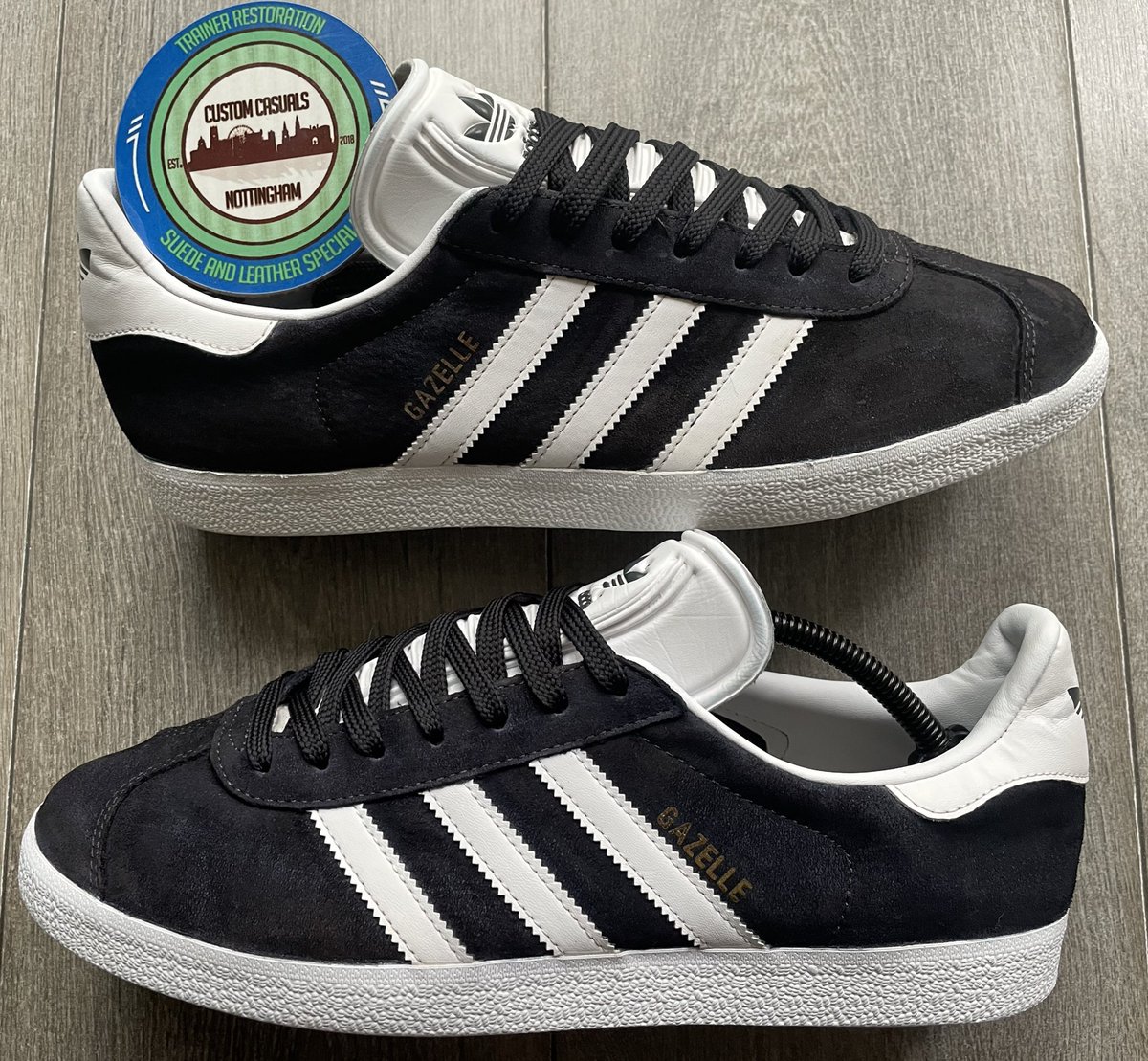 ⚫️⚪️ These faded and tired Gazelle arrived from <a href="/pirateer/">Mark Hanna</a> for a new look. Deep cleaned and redyed in black with fresh laces and a sole paint these are transformed and fit for the terraces once again. <a href="/adiFamily_/">adiFamily</a> retweets always appreciated. 👟🧼🍋🎨✅⚪️⚫️