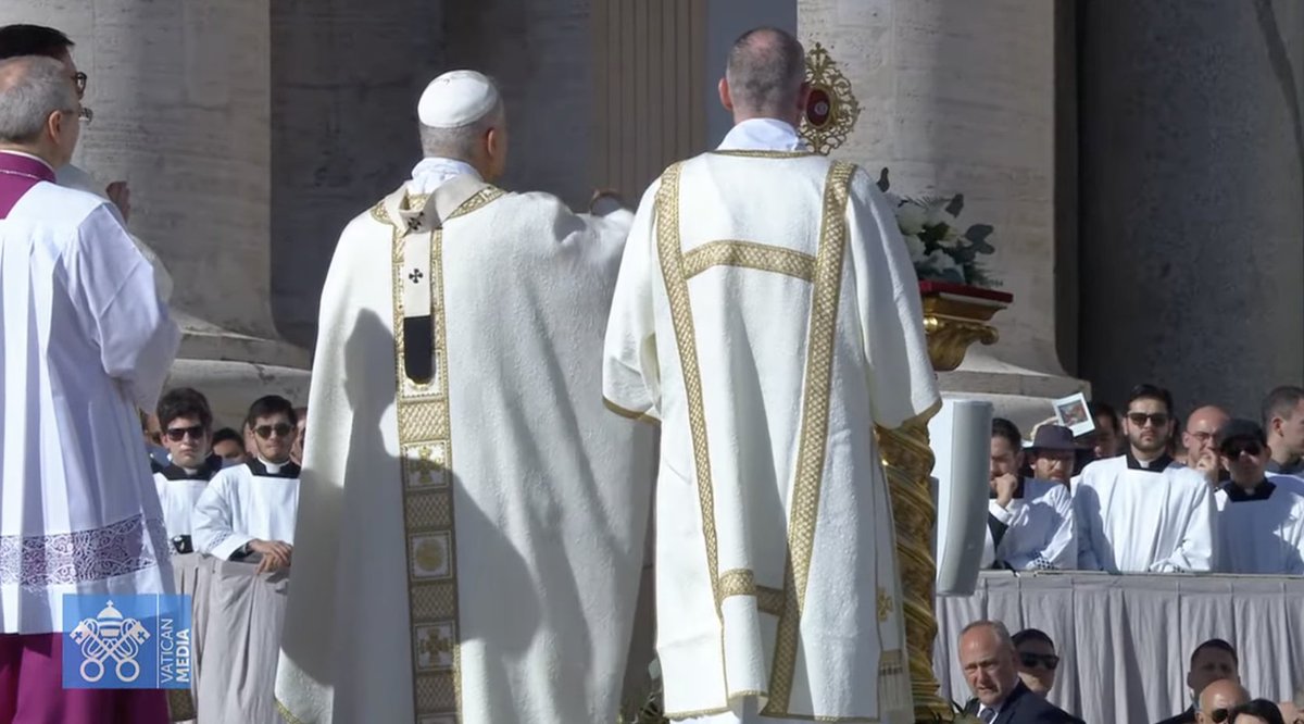 On All Saints Day, #PopeLeoXIV begins Mass blessing the relics of St. John Henry Newman, who will be declared a doctor of the church in a few moments.