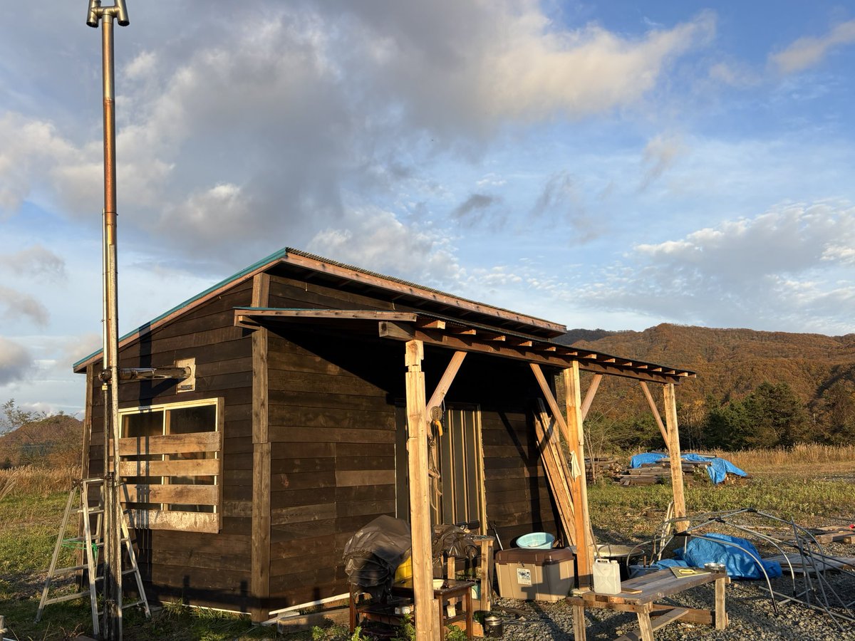 本日、塩小屋がなんとか、なんとか完成しました。5月に来た頃は、ただ原野が広がっているだけだったんです、ここは。