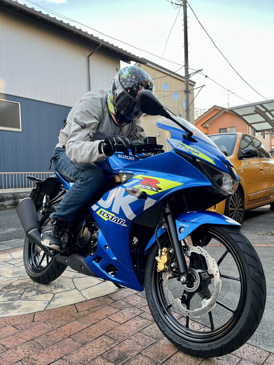 新旧バイクを引き換えた納車が終わって、念願のバイクをゲットだぜー！ 埼玉県内ほぼ最後のGSX-R125 トリトンブルーを手に入れられてラッキー！ そしてカッコいい！