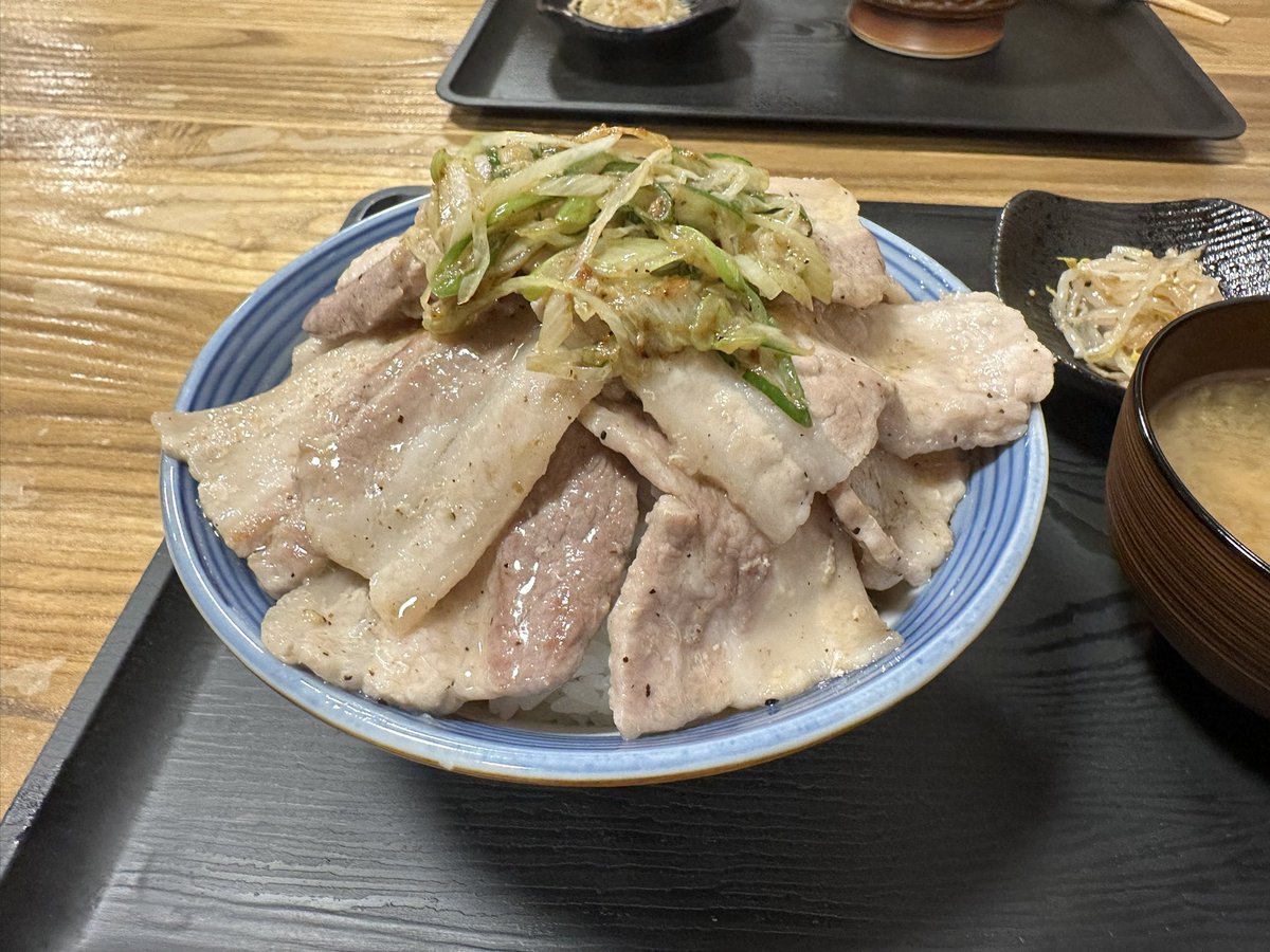 夜ご飯
肉職人 村さんの塩豚丼わんぱく盛り🤣
美味しかったーーッ✨