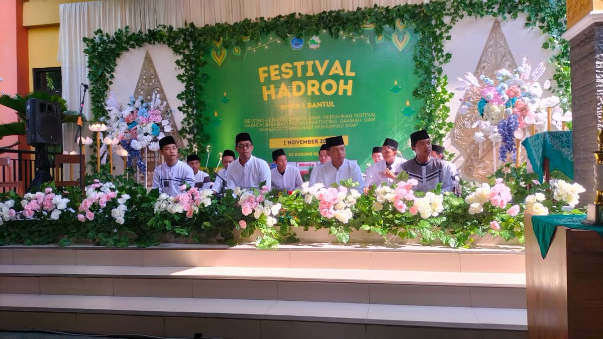 DirmanDirm97435's tweet photo. Bhabinkamtibmas Sabdodadi Aiptu Moh. Riyadi hadiri Festival Lomba Hadroh tingkat SMP/MTs se-Kabupaten Bantul di SMKN 1 Bantul, Sabtu (1/11/2025)
#PolriPresisi #PolsekBantul #PolresBantul #Bhabinkamtibmas #Sabdodadi #Bantul #Hadroh #SeniIslami #SMKN1Bantul https://t.co/P0Zs543gES