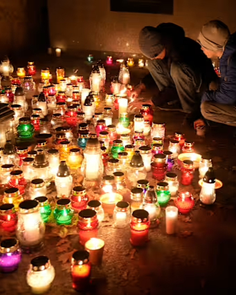🌿 Today we honour Ognissanti, also know as All Saints’ Day, a moment of reflection, remembrance, and quiet togetherness across Italy. Families visit cemeteries adorned with flowers and softly glowing candles, paying tribute to the saints and loved ones who came before.