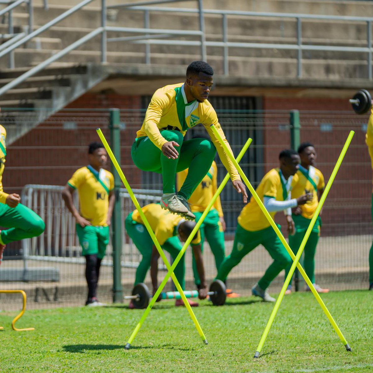 goldenarrowsfc1's tweet photo. Matchday -1: The final touches before another big one at home! ⚽🔥
#10betgoldenarrows #sthendeway #homepride #greenandgold https://t.co/L9ojimT2fi