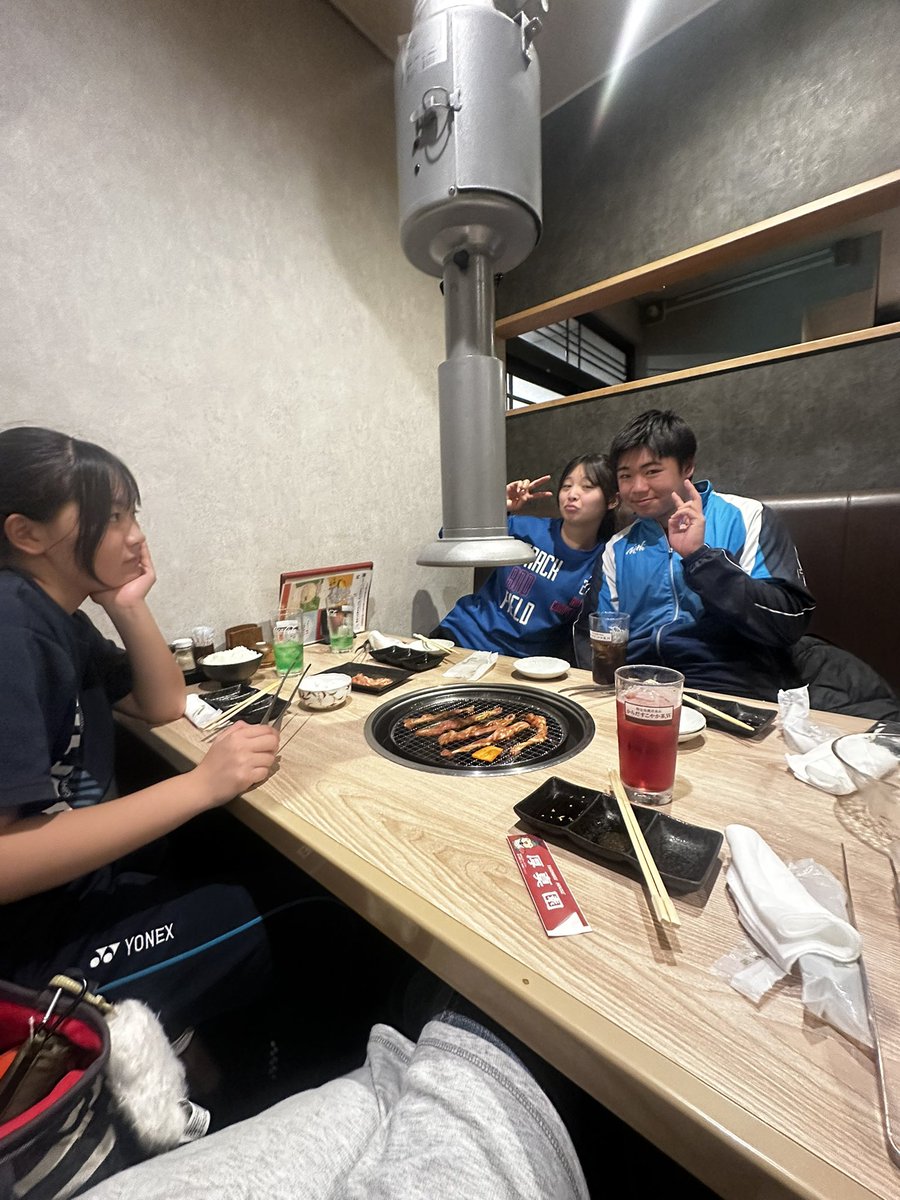 aikananon's tweet photo. フィールドチャレンジが悪天候の為中止…😭
明日の練習会の為にたくさん食べます！！
花奏の彼氏がわざわざ北見から大会と練習会の為来てくれました✨✨いらっしゃーい😊
#厚真スローイングチーム
#厚真スロー
#あつまスロー
#あつますろーいんぐちーむ
#あつまスローイングチーム https://t.co/iP5Y7rZfFX