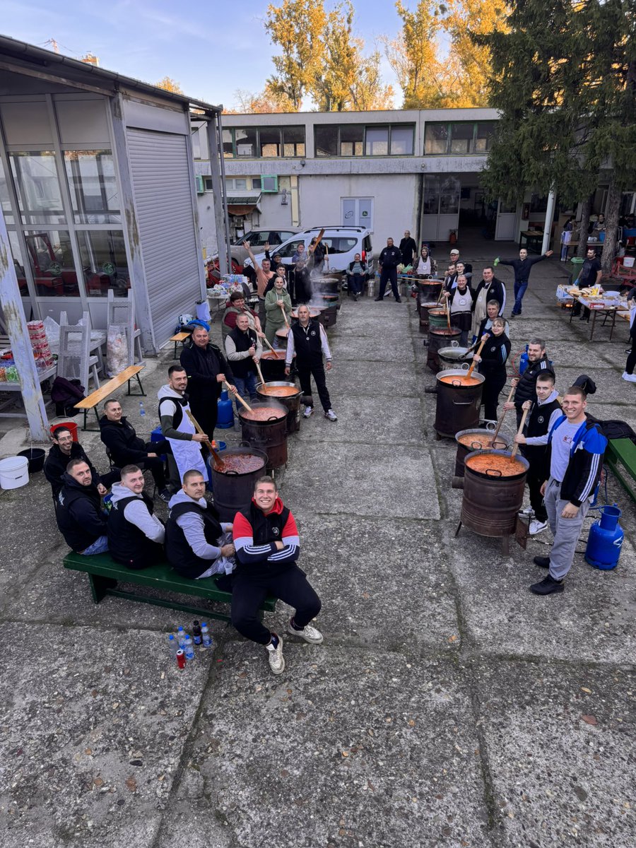 Poljoprivrednici u kampusu Univerziteta u Novom Sadu spremaju 4.000 obroka za goste koji su došli na komemorativni skup. 
Foto: Inicijativa za opstanak poljoprivrednika Srbije