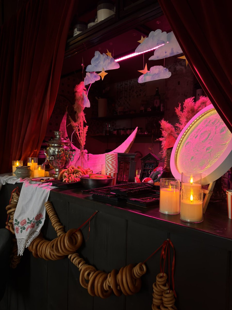 Фух 
Вроде ярмарка проходит хорошо 
Принял всех мастеров 
И пошли гости 
🥲