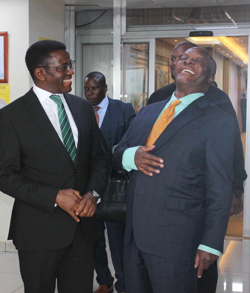 BugandaKingdom_'s tweet image. Ssaabasajja Kabaka Ronald Muwenda Mutebi II akomyewo okuva e Bungereza gy'abadde okumala ssabbiiti ng'emu ku mirimu egitali gimu.

Katikkiro Charles Peter Mayiga n'Omulangira Jjunju Kiweewa bamwanirizza ku kisaawe Entebbe.

Omuteregga Asiimye okulabikako eri Obuganda e Nakivubo…