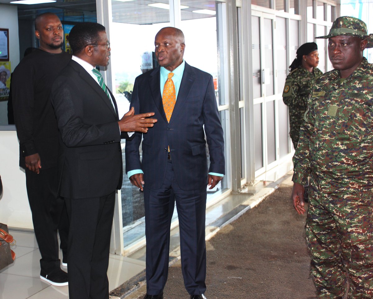 BugandaKingdom_'s tweet image. Ssaabasajja Kabaka Ronald Muwenda Mutebi II akomyewo okuva e Bungereza gy'abadde okumala ssabbiiti ng'emu ku mirimu egitali gimu.

Katikkiro Charles Peter Mayiga n'Omulangira Jjunju Kiweewa bamwanirizza ku kisaawe Entebbe.

Omuteregga Asiimye okulabikako eri Obuganda e Nakivubo…