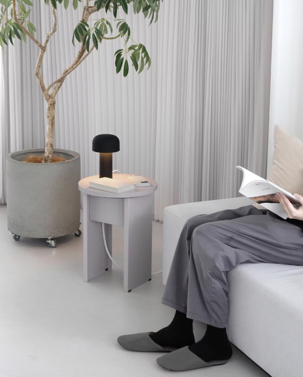 N_ANDO_DESIGN's tweet image. どこにでも連れていけるテーブル型の配線BOX「BUDDY」の予約販売がはじまりました🛒

私は@kkahmtm1105 と共にデザインを担当しました✏️

予約期間：2025/11/1〜11/24
現在先行SALE中です🛍️

cad.base.ec/items/11965991…

Bland：CAD
Client：トヨセット株式会社