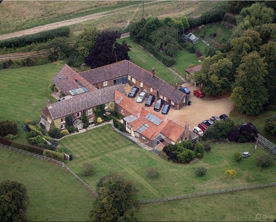 MrFrewster's tweet image. Living here is supposed to be a punishment…..
#EndTheMonarchy