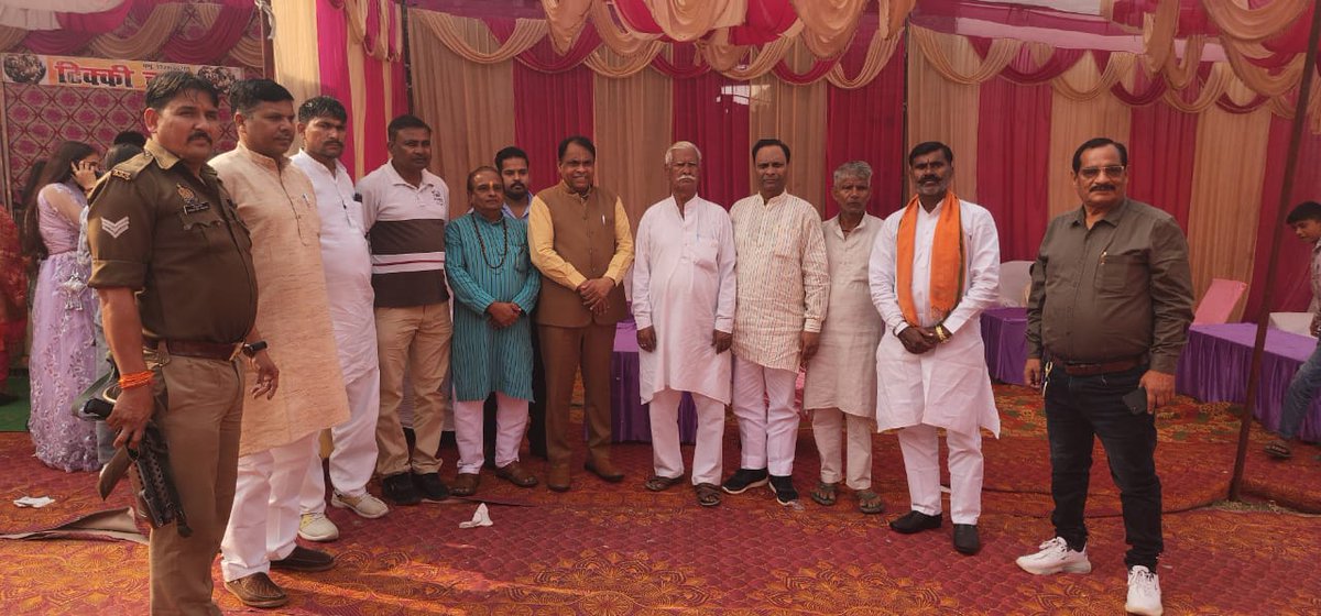 MlcSuresh's tweet image. आज सहारनपुर जनपद के गंगोह क्षेत्र के ग्राम कुआं खेड़ा में श्री मदनपाल कश्यप जी के सुपुत्र श्री अंकित कश्यप जी के लगन-सगाई समारोह में शामिल हुआ।।

भगवान से प्रार्थना है कि यह पवित्र बंधन प्रेम, सुख और समृद्धि से परिपूर्ण रहे।
#sureshkashyap