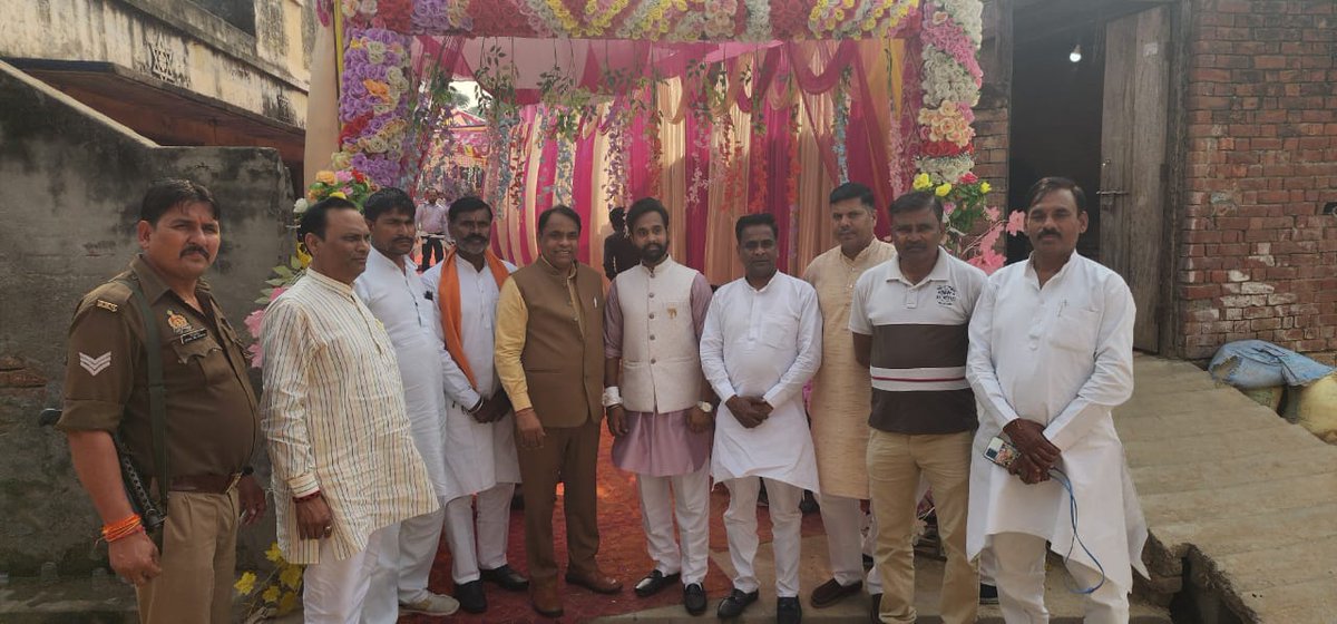 MlcSuresh's tweet image. आज सहारनपुर जनपद के गंगोह क्षेत्र के ग्राम कुआं खेड़ा में श्री मदनपाल कश्यप जी के सुपुत्र श्री अंकित कश्यप जी के लगन-सगाई समारोह में शामिल हुआ।।

भगवान से प्रार्थना है कि यह पवित्र बंधन प्रेम, सुख और समृद्धि से परिपूर्ण रहे।
#sureshkashyap