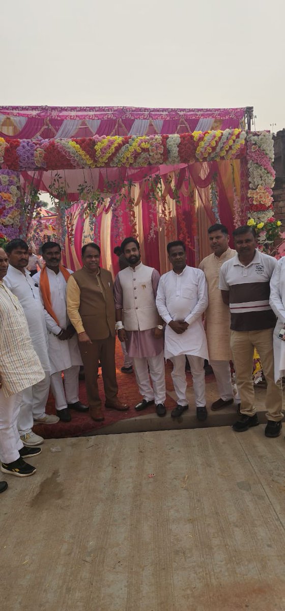 MlcSuresh's tweet image. आज सहारनपुर जनपद के गंगोह क्षेत्र के ग्राम कुआं खेड़ा में श्री मदनपाल कश्यप जी के सुपुत्र श्री अंकित कश्यप जी के लगन-सगाई समारोह में शामिल हुआ।।

भगवान से प्रार्थना है कि यह पवित्र बंधन प्रेम, सुख और समृद्धि से परिपूर्ण रहे।
#sureshkashyap