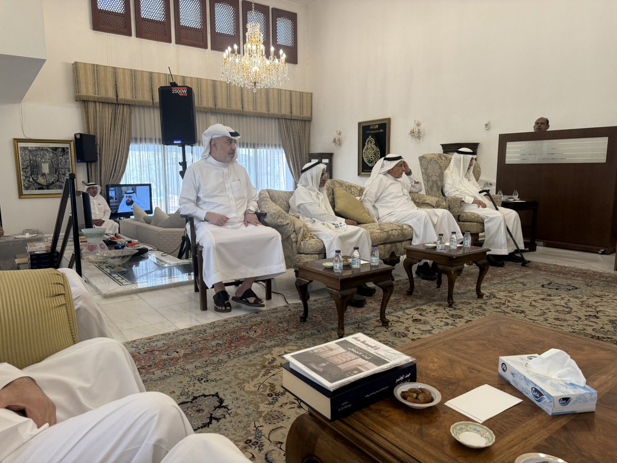 في حضرة الجاسر والهجري
صباحٌ يزهر بالعلم والتحقيق.
صباحٌ خريفيّ نديّ بالعطر والحنين، حملنا فيه صوتُ العلم من مجالس السلف إلى آفاق النهضة المعاصرة؛ بين أبي عليّ الهجري في القرن الثاني الهجري، وشيخ المحقّقين العلّامة حمد الجاسر في القرن الرابع عشر. وفي هذا الصباح الموشّى بعبق الكتب