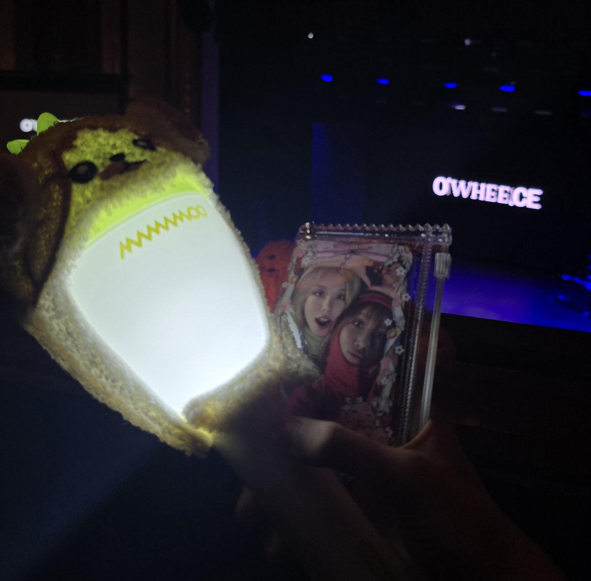 219_px's tweet photo. Seated for #OWHEECEinSINGAPORE #WHEEINinSG ๐ฅน started my mmm journey in early 2023 as a Wheein bias so this feels so special (to see her solo con in my country) ๐ค https://t.co/wXRLJTadHn