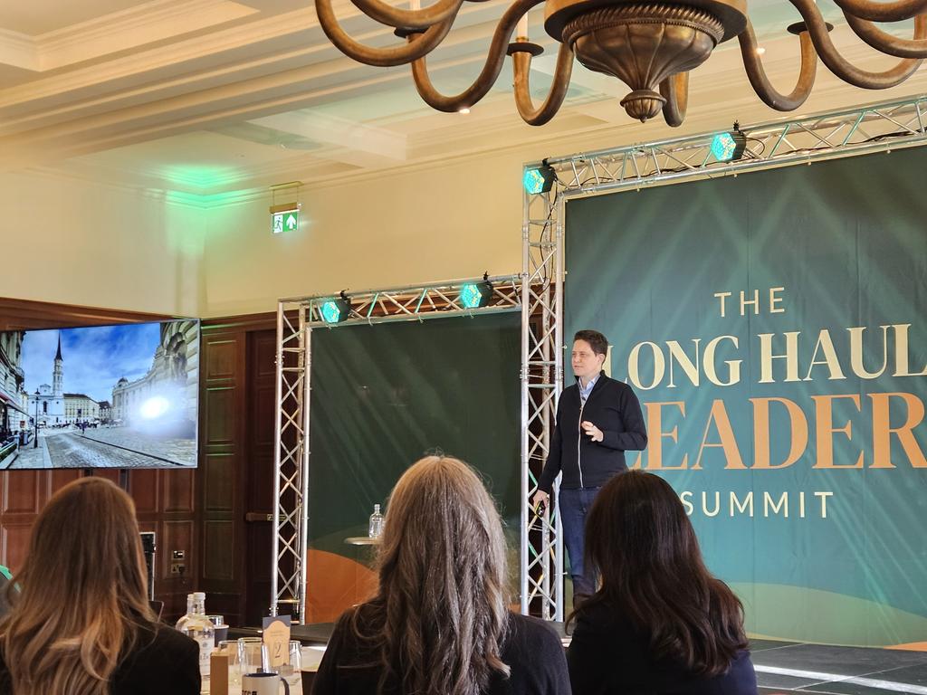 The brilliant <a href="/dorieclark/">Dorie Clark</a> on stage sharing tips for the long game and long term strategy

- Making time to reflect (on your calendar)
-Asking the right questions about opportunities before committing
-Saying no to good things ( not aligned with your goals)

#longhaulleader