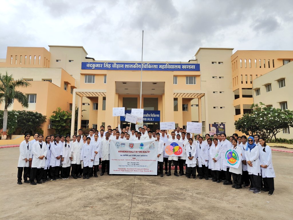 DoctorsTribe's tweet image. An @IAPSM_Official and @ICMRDELHI joint initiative — Awareness Rally on “One Health” with the theme “One World, One Health – United for Human, Animal, and Environmental Well-being”, was organized by NSC GMC, Khandwa  MBBS students actively participated in the rally. @MoHFW_INDIA