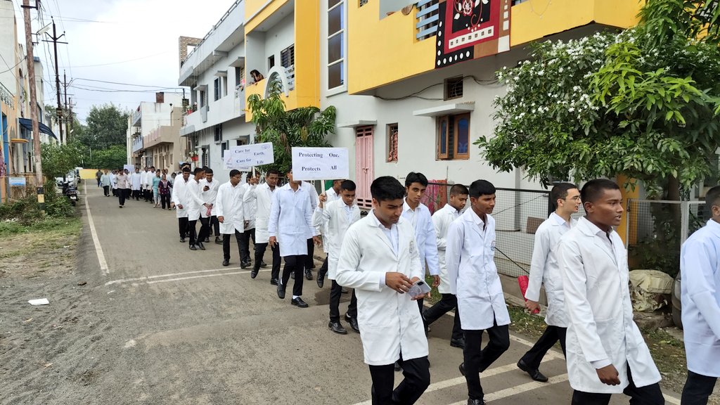 DoctorsTribe's tweet image. An @IAPSM_Official and @ICMRDELHI joint initiative — Awareness Rally on “One Health” with the theme “One World, One Health – United for Human, Animal, and Environmental Well-being”, was organized by NSC GMC, Khandwa  MBBS students actively participated in the rally. @MoHFW_INDIA