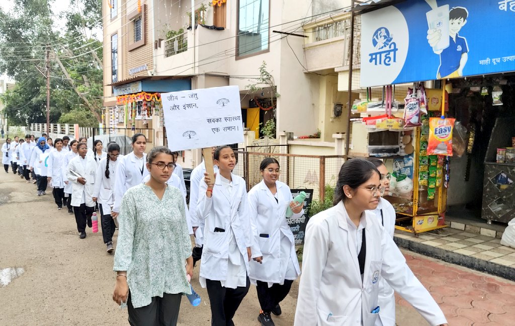 DoctorsTribe's tweet image. An @IAPSM_Official and @ICMRDELHI joint initiative — Awareness Rally on “One Health” with the theme “One World, One Health – United for Human, Animal, and Environmental Well-being”, was organized by NSC GMC, Khandwa  MBBS students actively participated in the rally. @MoHFW_INDIA
