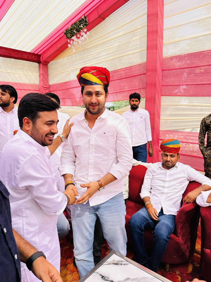 आज लाड़नू नागौर के लोकप्रिय विधायक श्री मुकेश भाकर जी पारिवारिक शादी समारोह में संगरिया के लोकप्रिय विधायक युवा कांग्रेस राजस्थान के प्रदेश अध्यक्ष बड़े भाई श्री अभिमन्यु पूनिया जी साथ शामिल होकर शुभकामनाएं प्रेषित की ! <a href="/SachinPilot/">Sachin Pilot</a> <a href="/MukeshBhakar_/">Mukesh Bhakar</a> <a href="/AbhimanyuP00NIA/">Abhimanyu Poonia</a>